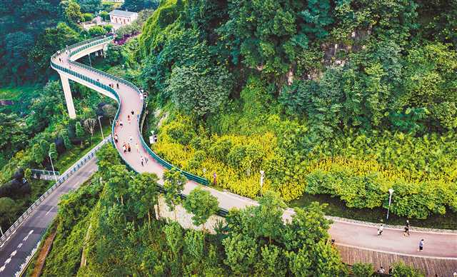 近年来,重庆市实施城市提升行动计划,专门编制规划建设山城步道.